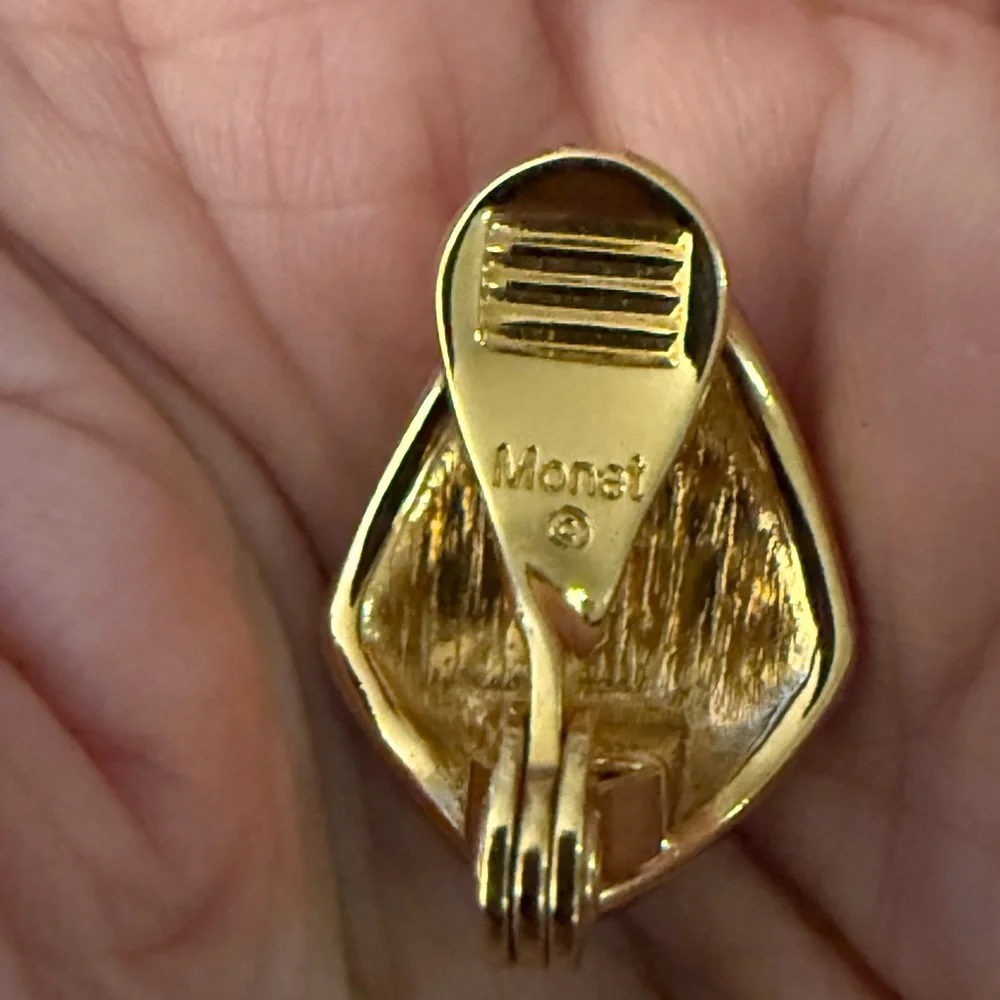 Monet clip on Gold Plated & Bright Red Enamel vintage signed earrings. - Picture 6 of 6